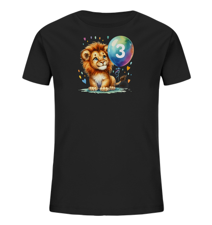 Onlineshop Shirts fuer Kinder - Das Bild zeigt ein schwarzes T-Shirt fuer Kinder mit einem farbigen Aufdruck auf der Vorderseite. Das Design zeigt ein niedliches, cartoonartiges Loewenbaby, das neben einem regenbogenfarbenen Ballon sitzt. Auf dem Ballon ist die Zahl '3' in Weiss zu sehen. Um das Motiv herum sind kleine bunte Punkte und Herzen verstreut, was dem Shirt einen froehlichen Look verleiht.