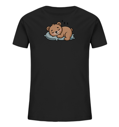 Onlineshop Shirts fuer Kinder - Das Bild zeigt ein schwarzes Kinder-T-Shirt mit einem niedlichen Comic-Motiv. Im Zentrum ist ein brauner Baer dargestellt, der friedlich auf einem hellblauen Kissen schlaeft. Über dem Kopf des Baeren sind drei 'Z'-Buchstaben zu sehen, die seinen Schlaf symbolisieren. Das Design wirkt beruhigend und ist ideal fuer Kinder.