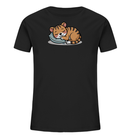 Onlineshop Shirts fuer Kinder - Das Bild zeigt ein schwarzes Kinder-T-Shirt mit einem niedlichen Aufdruck eines schlafenden Tigerbabys auf der Vorderseite. Der kleine Tiger liegt friedlich auf einem hellblauen Kissen, seine Augen sind geschlossen und er hat ein sanftes Laecheln. Das Design ist in warmen Brauntoenen mit dunklen Streifen gehalten und vermittelt eine beruhigende Atmosphaere.