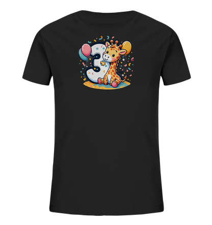 Onlineshop Shirts fuer Kinder - Das Bild zeigt ein schwarzes T-Shirt fuer Kinder mit einer farbenfrohen Grafik auf der Vorderseite. Die Grafik stellt eine niedliche Cartoon-Giraffe dar, die neben der grossen Zahl '3' sitzt. Bunte Ballons und Konfetti umgeben die Szene auf einem runden Bereich. Das Design wirkt insgesamt froehlich und festlich.
