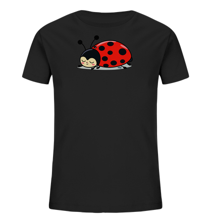 Onlineshop Shirts fuer Kinder - Das Bild zeigt ein schwarzes Kinder-T-Shirt mit einem niedlichen Marienkaefer-Motiv auf der Vorderseite. Der Marienkaefer ist rot mit schwarzen Punkten, hat eine schwarze Kopfpartie und Fuehler. Er scheint friedlich zu schlafen, dargestellt mit geschlossenen Augen und einem sanften Ausdruck. Die Figur ruht auf einer hellgrauen, wolkenaehnlichen Form, die das vertraeumte Motiv unterstreicht.