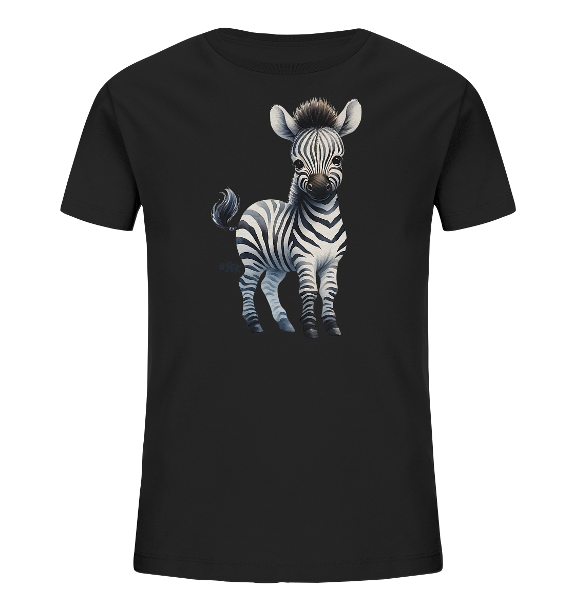 Onlineshop Shirts fuer Kinder - Das Bild zeigt ein schwarzes Kinder-T-Shirt. Auf der Vorderseite ist eine Illustration eines niedlichen Baby-Zebras zu sehen. Das kleine Zebra steht aufrecht und blickt nach vorne. Die Streifen des Zebras sind in Schwarz- und Grautoenen dargestellt, was einen schoenen Kontrast zum schwarzen Stoff bildet.