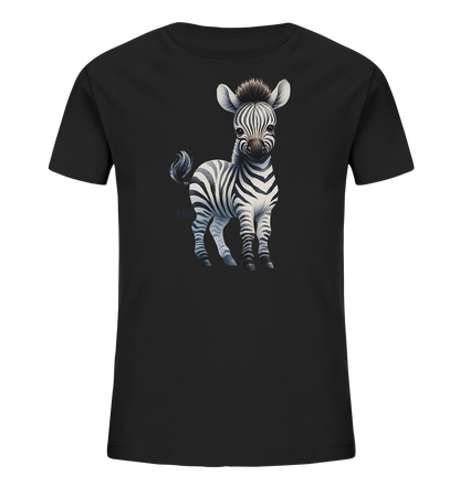 Onlineshop Shirts fuer Kinder - Das Bild zeigt ein schwarzes Kinder-T-Shirt. Auf der Vorderseite ist eine Illustration eines niedlichen Baby-Zebras zu sehen. Das kleine Zebra steht aufrecht und blickt nach vorne. Die Streifen des Zebras sind in Schwarz- und Grautoenen dargestellt, was einen schoenen Kontrast zum schwarzen Stoff bildet.