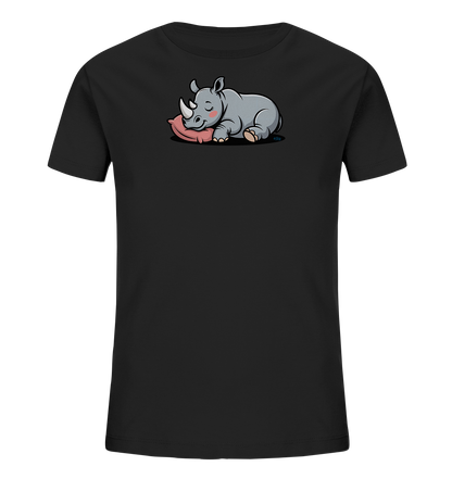 Onlineshop Shirts fuer Kinder - Das Bild zeigt ein schwarzes Kinder-T-Shirt mit einem niedlichen Aufdruck eines schlafenden Nashorns. Das graue Nashorn liegt gemuetlich auf einem rosa Kissen, die Augen sind geschlossen und es hat einen sanften Gesichtsausdruck. Das Motiv ist zentral auf der Brust platziert und verleiht dem Shirt einen verspielten und beruhigenden Charakter.