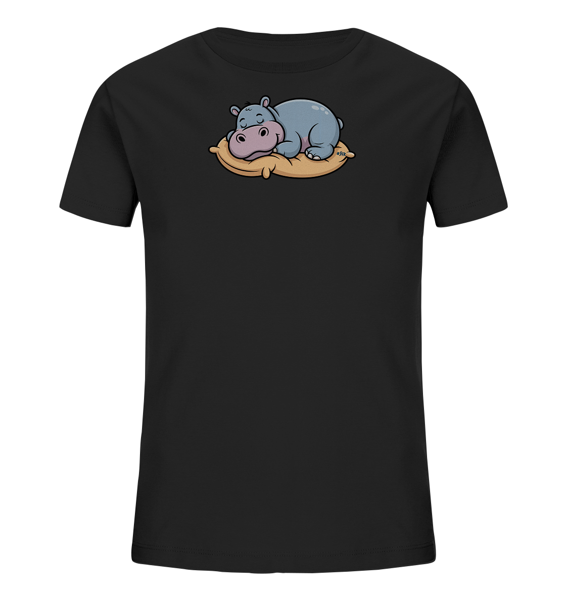 Onlineshop Shirts fuer Kinder - Das Bild zeigt ein schwarzes T-Shirt fuer Kinder. Auf der Vorderseite ist ein niedliches, schlafendes Nilpferd abgebildet, das auf einem beigefarbenen Kissen liegt. Das Nilpferd ist in einem sanften Grau-Blau gehalten und hat eine rosa Schnauze. Das verspielte Design verleiht dem Shirt einen gemuetlichen und freundlichen Charakter.