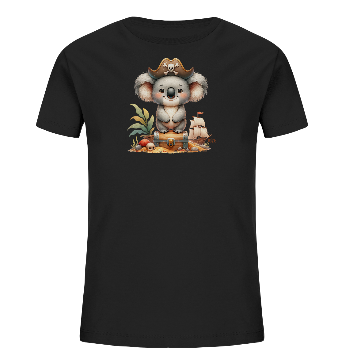 Onlineshop Shirts fuer Kinder - Das Bild zeigt ein schwarzes Kinder-T-Shirt mit einer detaillierten Illustration. Im Zentrum sitzt ein niedlicher Koala mit Piratenhut auf einer Schatzkiste am Strand. Die Szene umfasst Elemente wie Sand, Muscheln, Pflanzen und im Hintergrund ein Piratenschiff. Die Grafik ist farbenfroh und thematisch auf Abenteuer ausgerichtet, ideal fuer junge Entdecker.