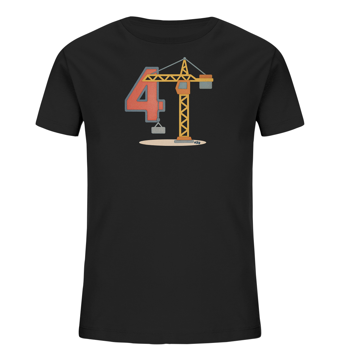 Onlineshop Shirts fuer Kinder - Dieses schwarze T-Shirt fuer Kinder zeigt ein grafisches Motiv mit einer grossen roten Zahl Vier. Daneben ist ein gelb-grauer Baukran abgebildet, der eine Last hebt. Beide Elemente stehen auf einer hellbraunen Flaeche. Das Design hat ein Baustellen-Thema.
