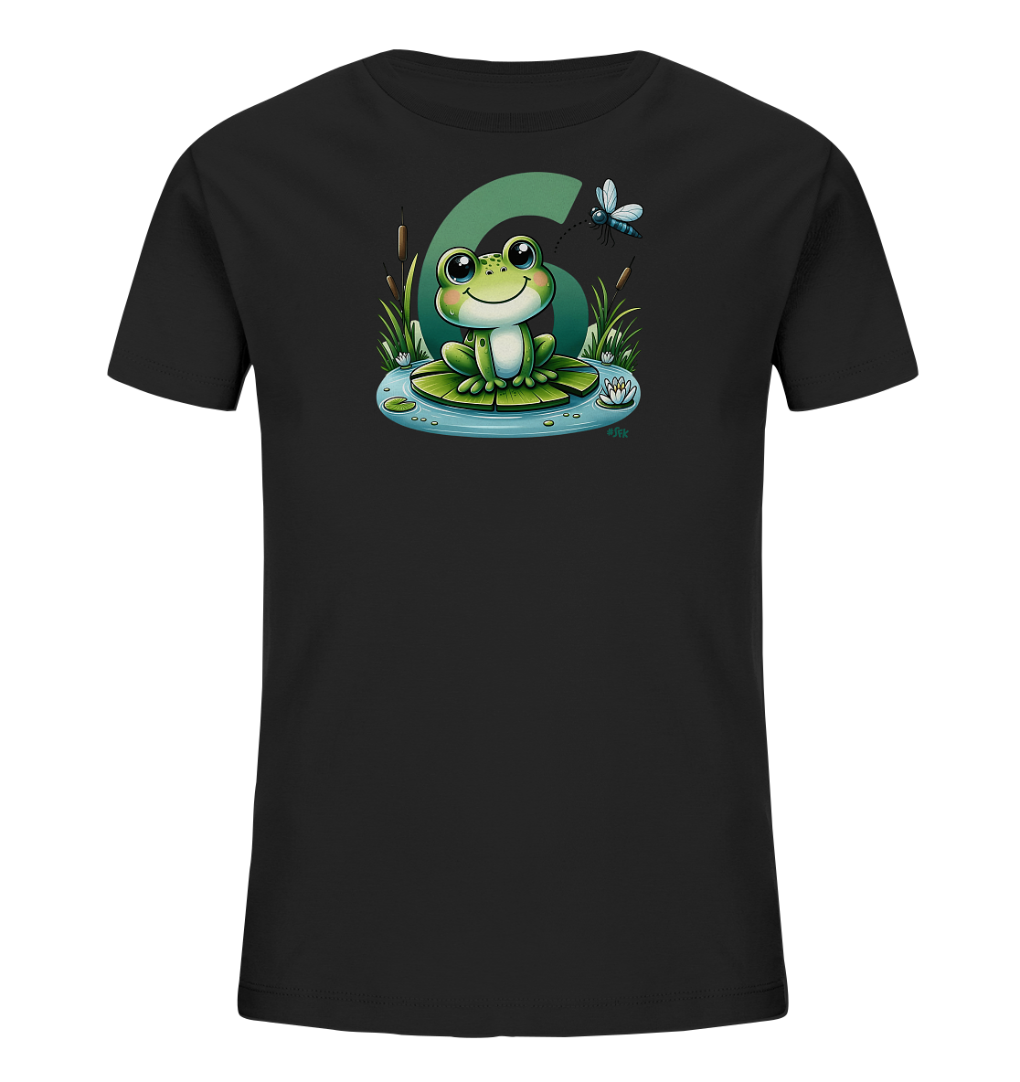 Onlineshop Shirts fuer Kinder - Das Bild zeigt ein schwarzes Kinder-T-Shirt mit einem lustigen Froschmotiv auf der Vorderseite. Der gruene Cartoon-Frosch sitzt auf einem Seerosenblatt im Wasser. Im Hintergrund ist eine grosse, gruene Zahl '6' sowie Schilf und eine Muecke dargestellt. Das Design ist farbenfroh und ansprechend.