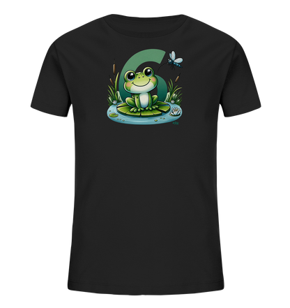 Onlineshop Shirts fuer Kinder - Das Bild zeigt ein schwarzes Kinder-T-Shirt mit einem lustigen Froschmotiv auf der Vorderseite. Der gruene Cartoon-Frosch sitzt auf einem Seerosenblatt im Wasser. Im Hintergrund ist eine grosse, gruene Zahl '6' sowie Schilf und eine Muecke dargestellt. Das Design ist farbenfroh und ansprechend.