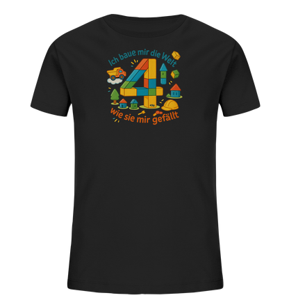 Onlineshop Shirts fuer Kinder - Das Bild zeigt ein schwarzes T-Shirt fuer Kinder mit einem grossen, bunten Design in der Mitte. Im Zentrum steht die Zahl '4', dargestellt durch uebereinander gestapelte Bausteine in verschiedenen Farben. Das Design ist umgeben von kleinen, cartoonhaften Elementen wie Haeusern, Baeumen, einem Baufahrzeug und einem Bauhelm. Darueber und darunter steht der Text "Ich baue mir die Welt Wie sie mir gefaellt".