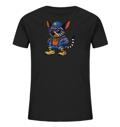 Onlineshop Shirts fuer Kinder - Das schwarze Kinder-T-Shirt praesentiert ein cooles, urbanes Tier-Motiv. Das stilisierte Tier traegt eine blaue Kappe, lila Sonnenbrille, goldene Kette und eine orange-blaue Jacke mit gelben Sneakern. Dieses detailreiche Design verleiht dem Shirt einen modernen Look. Das T-Shirt wird frontal auf einem einfarbigen schwarzen Hintergrund dargestellt.