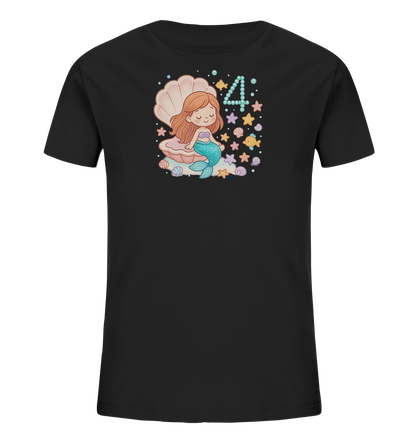 Onlineshop Shirts fuer Kinder - Das Bild zeigt ein schwarzes Kinder T-Shirt mit einem farbenfrohen Aufdruck. Der Aufdruck zeigt eine niedliche Meerjungfrau, die in einer Muschel sitzt, umgeben von Seesternen und anderen Meeresmotiven. Über der Meerjungfrau ist die Zahl '4' dargestellt. Das Design hat ein Unterwasser-Thema und ist verspielt gestaltet.