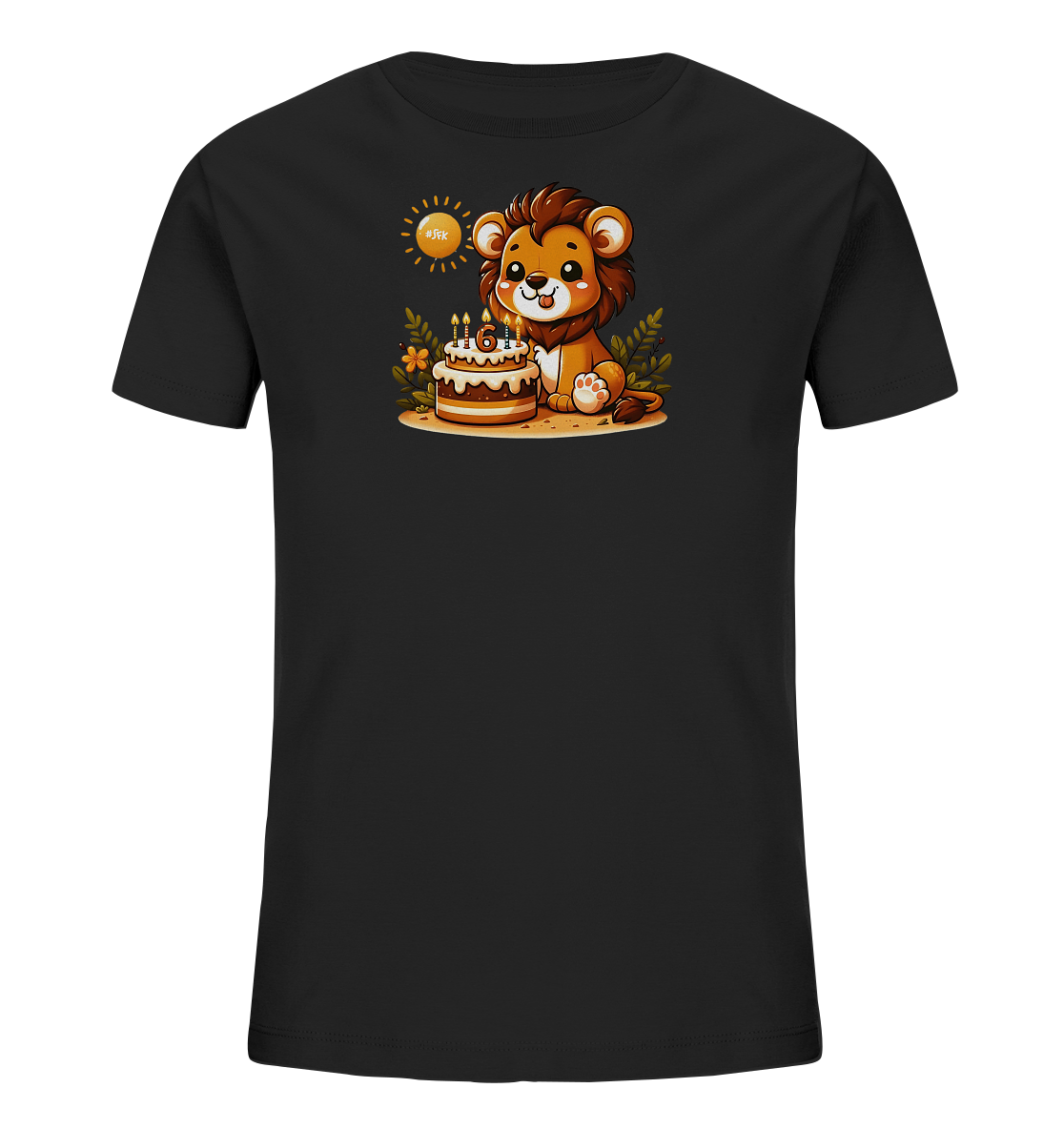 Onlineshop Shirts fuer Kinder - Das Bild zeigt ein schwarzes Kinder-T-Shirt mit einem suessen Cartoon-Loewen. Der Loewe sitzt neben einem Geburtstagskuchen mit brennenden Kerzen, die die Zahl Sechs formen. Um das Motiv herum sind gruene Pflanzen und ein sonnenaehnliches Element dargestellt. Das Design ist farbenfroh und verspielt, passend fuer einen besonderen Anlass.