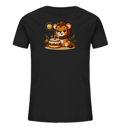 Onlineshop Shirts fuer Kinder - Das Bild zeigt ein schwarzes Kinder-T-Shirt mit einem suessen Cartoon-Loewen. Der Loewe sitzt neben einem Geburtstagskuchen mit brennenden Kerzen, die die Zahl Sechs formen. Um das Motiv herum sind gruene Pflanzen und ein sonnenaehnliches Element dargestellt. Das Design ist farbenfroh und verspielt, passend fuer einen besonderen Anlass.