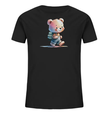 Onlineshop Shirts für Kinder - Das Bild zeigt ein schwarzes Kinder-T-Shirt mit einer niedlichen, cartoonartigen Illustration eines Bären. Der Bär trägt einen kleinen Rucksack auf dem Rücken und scheint zu gehen. Die Illustration hat einen leichten Aquarell- oder Buntstift-Look mit sanften Farbübergängen. Der Bär hat ein freundliches Lächeln und rote Wangen, was dem Motiv einen fröhlichen Charakter verleiht.
