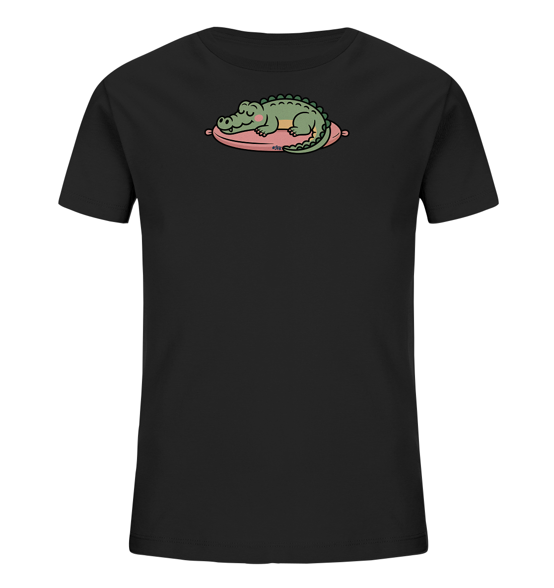 Onlineshop Shirts fuer Kinder - Das Bild zeigt ein schwarzes Kinder-T-Shirt mit einem niedlichen Motiv auf der Vorderseite. Ein cartoonhaftes gruenes Krokodil mit rosafarbenen Wangen liegt entspannt auf einem ovalen, rosafarbenen Schwimmring. Das Design wirkt verspielt und froehlich, ideal fuer kleine Abenteurer. Die Farben des Motivs heben sich gut vom dunklen Stoff ab.