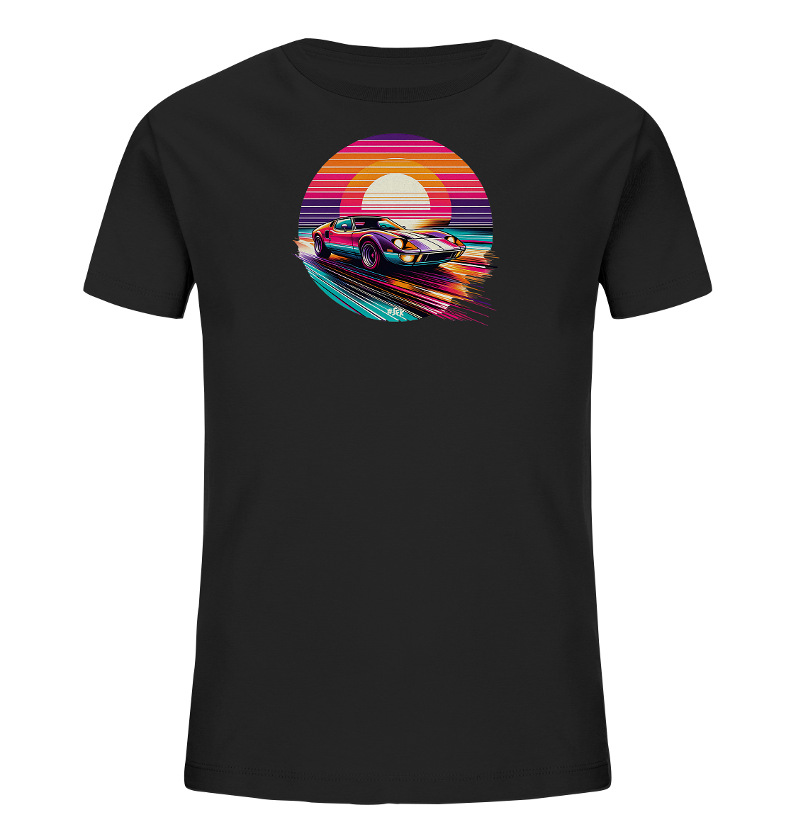 Onlineshop Shirts fuer Kinder - Das Bild zeigt ein schwarzes T-Shirt mit einem runden Grafikdruck auf der Vorderseite. Der Druck stellt einen Sportwagen dar, der in einem retro-stilisierten Sonnenuntergang faehrt. Die Szene zeigt einen farbenfrohen Horizont mit Streifen in lebhaften Toenen und den Wagen, der Spuren der Geschwindigkeit hinterlaesst. Das Design hat eine auffaellige 80er-Jahre-Ästhetik.