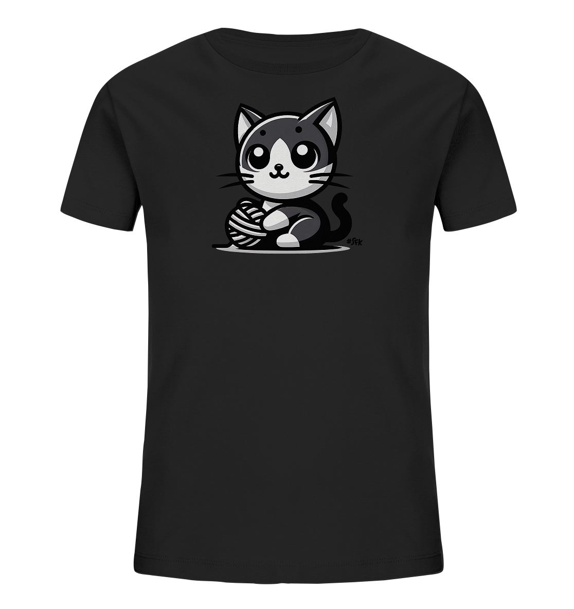 Onlineshop Shirts fuer Kinder - Das schwarze T-Shirt zeigt ein niedliches Comic-Motiv einer schwarz-weissen Katze mit grossen Augen. Die Katze sitzt und haelt ein Garnknaeuel.