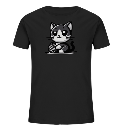 Onlineshop Shirts fuer Kinder - Das schwarze T-Shirt zeigt ein niedliches Comic-Motiv einer schwarz-weissen Katze mit grossen Augen. Die Katze sitzt und haelt ein Garnknaeuel.