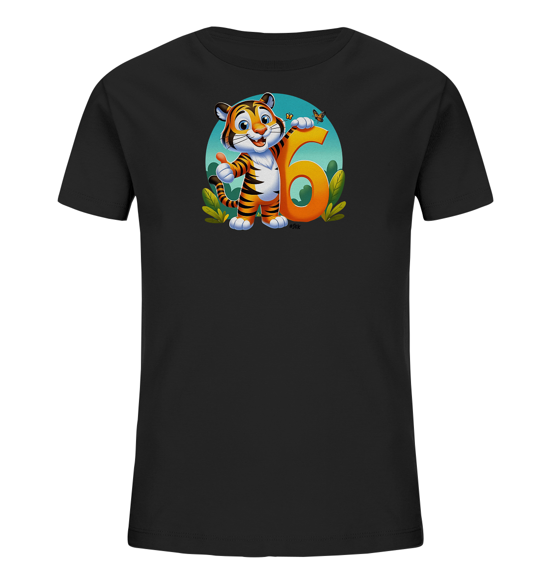 Onlineshop Shirts fuer Kinder - Das Bild zeigt ein schwarzes T-Shirt fuer Kinder mit einem farbenfrohen Aufdruck auf der Vorderseite. Im Zentrum des Designs steht eine froehliche Cartoon-Darstellung eines Tigers neben einer grossen orangefarbenen Zahl '6'. Der Tiger laechelt, gibt einen Daumen hoch und eine kleine Schmetterlingsgrafik fliegt ueber der Zahl. Die Szene ist in einem Kreis mit blauem Himmel und gruenen Pflanzen dargestellt.