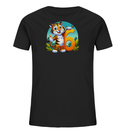 Onlineshop Shirts fuer Kinder - Das Bild zeigt ein schwarzes T-Shirt fuer Kinder mit einem farbenfrohen Aufdruck auf der Vorderseite. Im Zentrum des Designs steht eine froehliche Cartoon-Darstellung eines Tigers neben einer grossen orangefarbenen Zahl '6'. Der Tiger laechelt, gibt einen Daumen hoch und eine kleine Schmetterlingsgrafik fliegt ueber der Zahl. Die Szene ist in einem Kreis mit blauem Himmel und gruenen Pflanzen dargestellt.