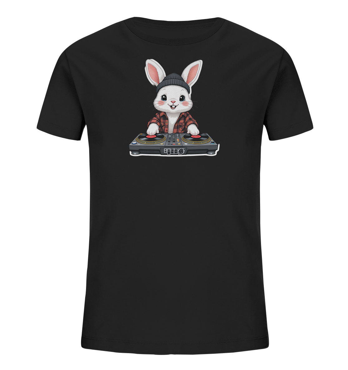 Onlineshop Shirts fuer Kinder - Das Bild zeigt ein schwarzes Kinder-T-Shirt mit einer detailreichen Grafik auf der Vorderseite. Darauf ist ein freundliches Kaninchen abgebildet, das eine dunkle Muetze und ein rot-schwarz kariertes Hemd traegt. Es steht hinter einem DJ-Mischpult mit zwei Plattenspielern. Dieses Design verleiht dem Shirt einen modernen und verspielten Charakter.