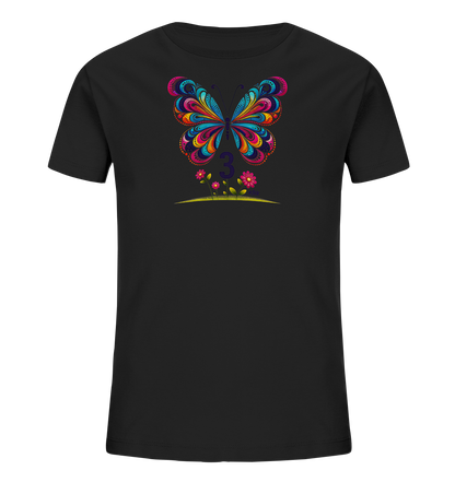 Onlineshop Shirts fuer Kinder - Das Bild zeigt ein schwarzes Kinder-T-Shirt mit einem lebendigen Motiv auf der Vorderseite. Zentral platziert ist ein grosser, bunter Schmetterling mit feinen Mustern in verschiedenen leuchtenden Farben. Darunter steht die Zahl "3" in Lila, umgeben von einigen stilisierten rosa Blumen und gruenen Blaettern. Das Design ist detailreich und froehlich gestaltet.