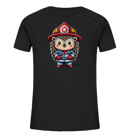Onlineshop Shirts fuer Kinder - Das Bild zeigt ein schwarzes Kinder-T-Shirt mit einer charmanten Illustration eines Igels. Der Igel ist als Feuerwehrmann verkleidet und traegt einen roten Helm sowie eine graue Uniform mit Streifen. Er hat ein freundliches Laecheln und haelt kleine rote Gegenstaende in seinen Pfoten. Das Design ist detailliert und ansprechend fuer Kinder.