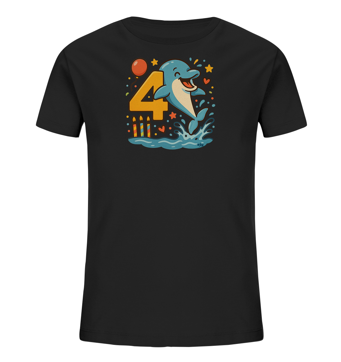 Onlineshop Shirts fuer Kinder - Das Bild zeigt ein schwarzes Kinder-T-Shirt mit einer farbenfrohen Grafik auf der Vorderseite. Das Design zeigt einen froehlichen, springenden Delfin im Wasser, neben einer grossen orangen Zahl '4'. Um das Motiv herum sind Elemente wie Sterne, Herzen, ein Luftballon und Kerzen zu sehen, die eine festliche Atmosphaere schaffen. Die Darstellung ist detailreich und im Comic-Stil gehalten.