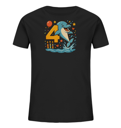 Onlineshop Shirts fuer Kinder - Das Bild zeigt ein schwarzes Kinder-T-Shirt mit einer farbenfrohen Grafik auf der Vorderseite. Das Design zeigt einen froehlichen, springenden Delfin im Wasser, neben einer grossen orangen Zahl '4'. Um das Motiv herum sind Elemente wie Sterne, Herzen, ein Luftballon und Kerzen zu sehen, die eine festliche Atmosphaere schaffen. Die Darstellung ist detailreich und im Comic-Stil gehalten.
