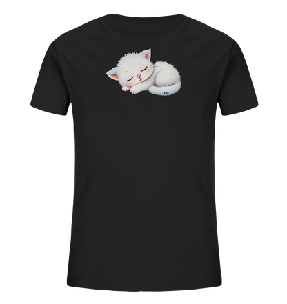 Onlineshop Shirts fuer Kinder - Das Bild zeigt ein schlichtes schwarzes Kinder-T-Shirt. Auf der Vorderseite ist eine niedliche Illustration eines schlafenden weissen Kaetzchens zu sehen. Das Kaetzchen ist friedlich zusammengerollt, mit geschlossenen Augen und zarten rosa sowie hellblauen Farbakzenten an Ohren und Nase. Das Motiv verleiht dem T-Shirt einen sanften und beruhigenden Charakter.
