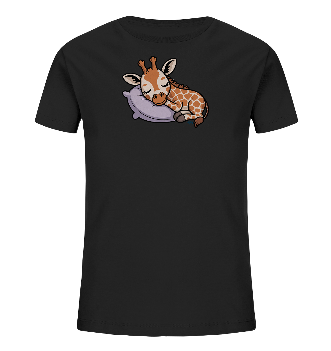 Onlineshop Shirts fuer Kinder - Das Bild zeigt ein schwarzes Kinder-T-Shirt mit einem niedlichen Tiermotiv auf der Vorderseite. Abgebildet ist eine schlafende Baby-Giraffe mit braunem Fell und charakteristischen Flecken. Die Giraffe liegt friedlich auf einem hellvioletten Kissen, die Augen geschlossen. Das Design wirkt beruhigend und ist ideal fuer den Schlaf oder zum Entspannen.