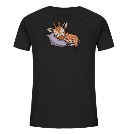 Onlineshop Shirts fuer Kinder - Das Bild zeigt ein schwarzes Kinder-T-Shirt mit einem niedlichen Tiermotiv auf der Vorderseite. Abgebildet ist eine schlafende Baby-Giraffe mit braunem Fell und charakteristischen Flecken. Die Giraffe liegt friedlich auf einem hellvioletten Kissen, die Augen geschlossen. Das Design wirkt beruhigend und ist ideal fuer den Schlaf oder zum Entspannen.