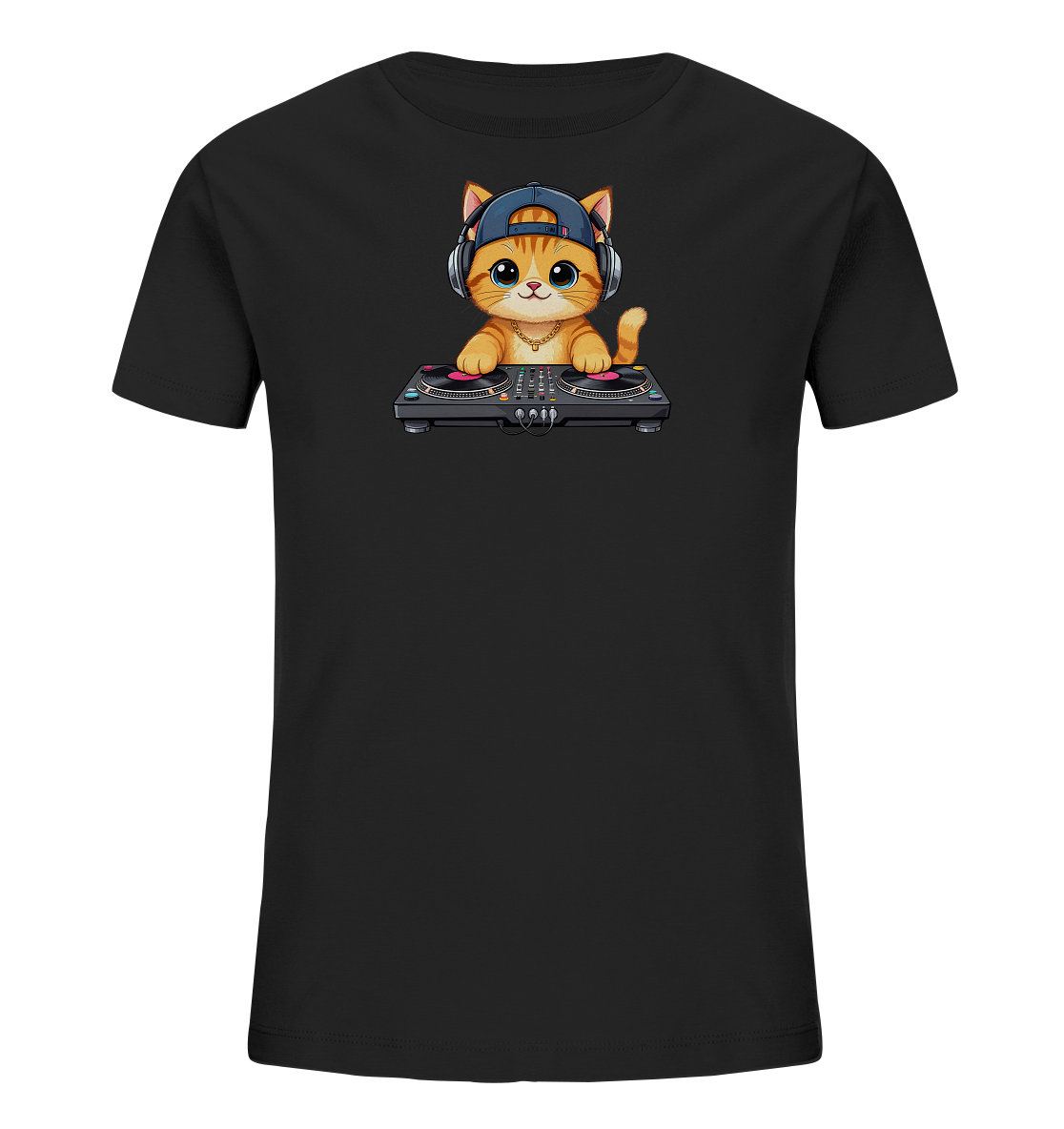 Onlineshop Shirts fuer Kinder - Das Bild zeigt ein schwarzes Kinder-T-Shirt mit einem farbenfrohen Aufdruck einer Katze. Die orangefarbene Katze traegt eine blaue Kappe, Kopfhoerer und eine goldene Kette. Sie sitzt hinter einem DJ-Mischpult mit zwei Plattenspielern und scheint Musik aufzulegen. Das Motiv ist verspielt und detailreich, ideal fuer junge Musikliebhaber.