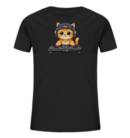 Onlineshop Shirts fuer Kinder - Das Bild zeigt ein schwarzes Kinder-T-Shirt mit einem farbenfrohen Aufdruck einer Katze. Die orangefarbene Katze traegt eine blaue Kappe, Kopfhoerer und eine goldene Kette. Sie sitzt hinter einem DJ-Mischpult mit zwei Plattenspielern und scheint Musik aufzulegen. Das Motiv ist verspielt und detailreich, ideal fuer junge Musikliebhaber.