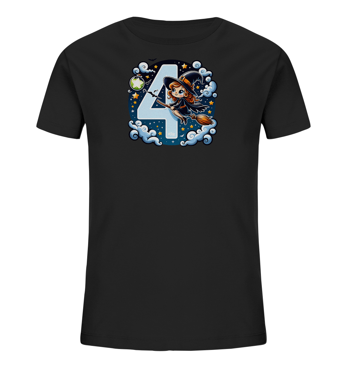 Onlineshop Shirts fuer Kinder - Das Bild zeigt ein schwarzes Kinder-T-Shirt mit einem farbenfrohen Motiv. Es ist eine grosse, hellblaue Zahl '4' abgebildet, vor der eine kleine Hexe auf einem Besen fliegt. Das Design umfasst Wolken, Sterne, eine Flasche mit Zaubertrank, eine Mondsichel und Fledermaeuse, was ihm einen magischen und festlichen Charakter verleiht. Die Grafik ist im Comic-Stil gehalten und sehr detailliert.