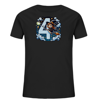 Onlineshop Shirts fuer Kinder - Das Bild zeigt ein schwarzes Kinder-T-Shirt mit einem farbenfrohen Motiv. Es ist eine grosse, hellblaue Zahl '4' abgebildet, vor der eine kleine Hexe auf einem Besen fliegt. Das Design umfasst Wolken, Sterne, eine Flasche mit Zaubertrank, eine Mondsichel und Fledermaeuse, was ihm einen magischen und festlichen Charakter verleiht. Die Grafik ist im Comic-Stil gehalten und sehr detailliert.