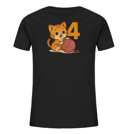 Onlineshop Shirts fuer Kinder - Dieses schwarze T-Shirt fuer Kinder zeigt eine niedliche Illustration einer orangefarbenen Katze. Die Katze sitzt neben einem pinken Wollknaeuel und der grossen Zahl Vier in orange. Das Design ist verspielt und ideal fuer kleine Katzenliebhaber.