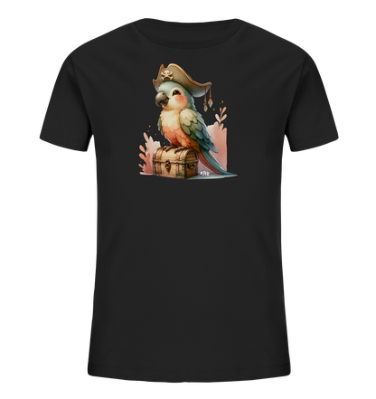 Onlineshop Shirts fuer Kinder - Dieses schwarze Kinder-T-Shirt zeigt eine bezaubernde Grafik eines Papageis im Piraten-Outfit. Der Papagei traegt einen typischen Piratenhut mit Totenkopfmotiv und sitzt auf einer detailreich gestalteten Schatzkiste. Hinter dem Tier sind weiche, farbige Formen angedeutet, die eine verspielte Atmosphaere schaffen. Dieses Design ist ideal fuer kleine Abenteurer.