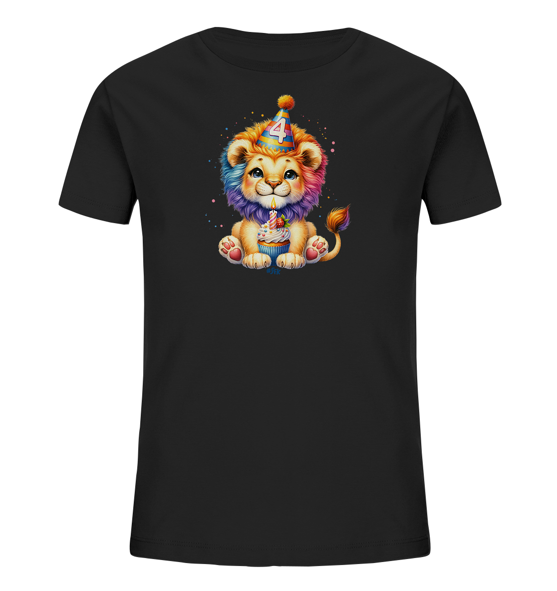 Onlineshop Shirts für Kinder - Das Bild zeigt ein schwarzes Kinder-T-Shirt mit einem niedlichen, bunten Löwenmotiv. Der Cartoon-Löwe hat eine regenbogenfarbene Mähne und trägt einen Partyhut mit der Zahl '4'. Er sitzt und hält einen Cupcake mit einer brennenden Kerze. Das Design ist verspielt und eignet sich ideal für einen vierten Geburtstag.