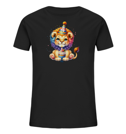 Onlineshop Shirts für Kinder - Das Bild zeigt ein schwarzes Kinder-T-Shirt mit einem niedlichen, bunten Löwenmotiv. Der Cartoon-Löwe hat eine regenbogenfarbene Mähne und trägt einen Partyhut mit der Zahl '4'. Er sitzt und hält einen Cupcake mit einer brennenden Kerze. Das Design ist verspielt und eignet sich ideal für einen vierten Geburtstag.