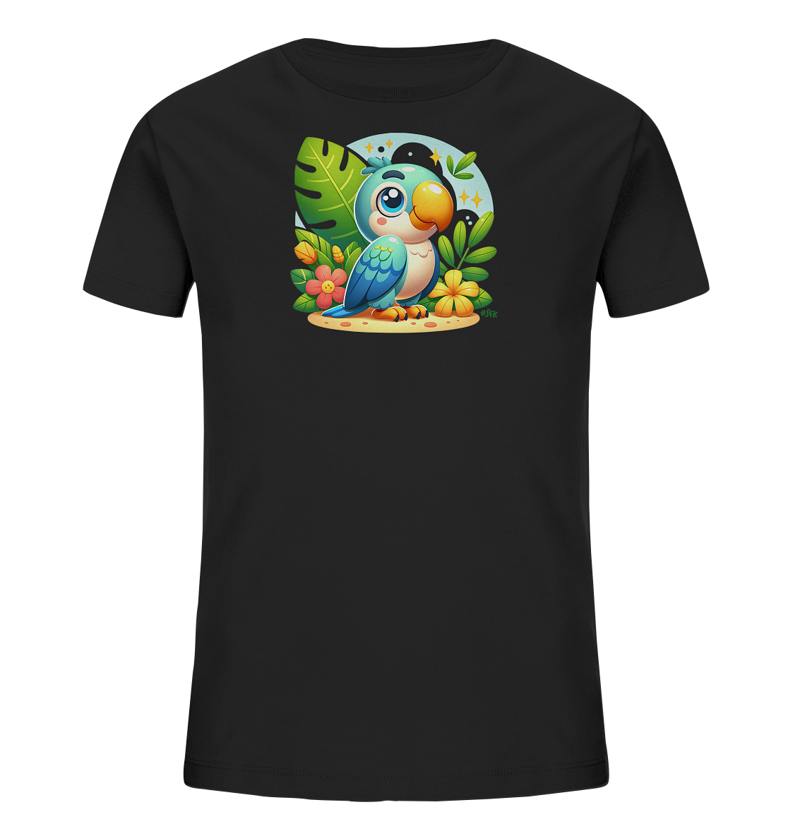 Onlineshop Shirts fuer Kinder - Das Bild zeigt ein schwarzes T-Shirt mit einem farbenfrohen Aufdruck. Zu sehen ist ein niedlicher Cartoon-Papagei mit blauem Gefieder und orangefarbenem Schnabel. Der Papagei sitzt inmitten tropischer Pflanzen, Blumen und einem sandigen Bereich. Im Hintergrund befindet sich ein kreisfoermiges Motiv mit einem dunklen Himmel und Sternen.