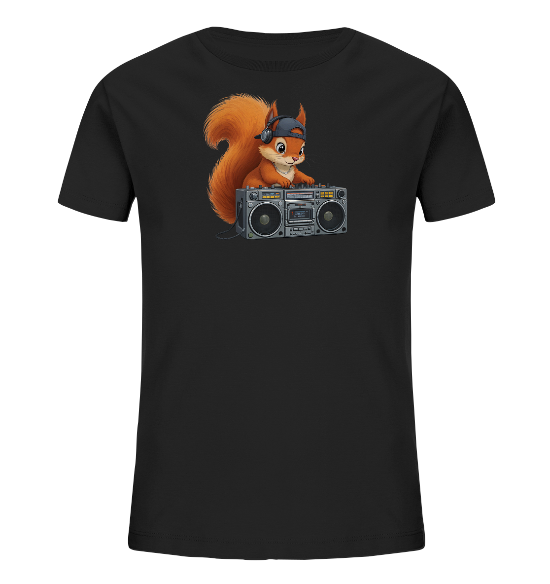 Onlineshop Shirts fuer Kinder - Das Bild zeigt ein schwarzes Kinder-T-Shirt mit einem detaillierten Motiv eines Eichhoernchens. Das Eichhoernchen traegt Kopfhoerer und eine Baseballkappe und steht hinter einem Retro-Boombox. Die Illustration ist farbenfroh und verleiht dem Shirt einen verspielten, coolen Look. Das Design ist mittig auf der Vorderseite platziert.