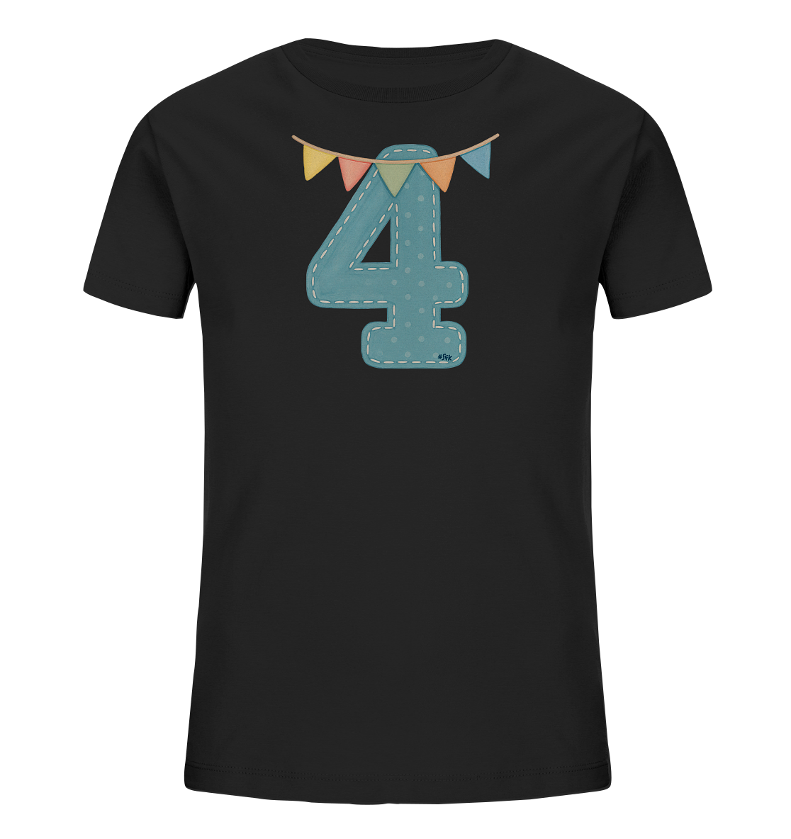 Onlineshop Shirts fuer Kinder - Das Bild zeigt ein schwarzes T-Shirt mit einer grossen, blauen Zahl '4' auf der Vorderseite. Die Zahl hat ein gepunktetes Muster und einen Stoff-Look mit angedeuteten Naehten. Darueber befindet sich eine kleine, bunte Wimpelkette mit Dreiecksflaggen in verschiedenen Pastellfarben. Das Design ist verspielt und froehlich.
