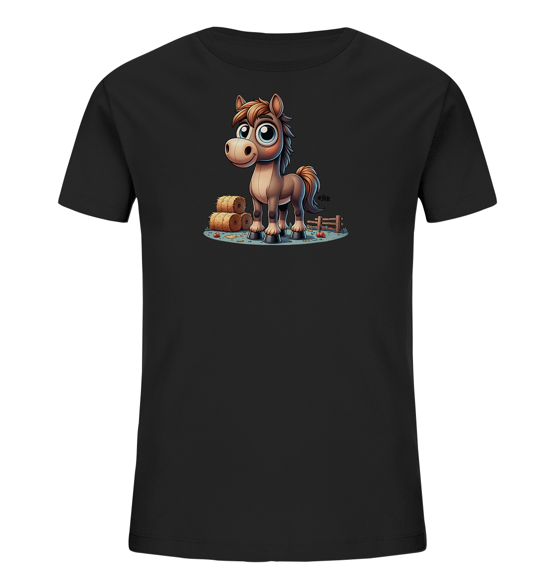 Onlineshop Shirts fuer Kinder - Das Bild zeigt ein schwarzes Kinder-T-Shirt mit einer detailreichen Illustration eines niedlichen Cartoon-Pferdes. Das braune Pferd mit grossen blauen Augen steht inmitten einer laendlichen Szene mit gestapelten Heuballen und einem Holzzaun. Die lebendige Grafik auf der Vorderseite des Shirts verleiht ihm einen froehlichen Bauernhof-Charakter. Kleine rote Farbtupfer sind im Gras verteilt.