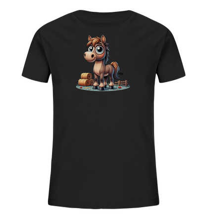 Onlineshop Shirts fuer Kinder - Das Bild zeigt ein schwarzes Kinder-T-Shirt mit einer detailreichen Illustration eines niedlichen Cartoon-Pferdes. Das braune Pferd mit grossen blauen Augen steht inmitten einer laendlichen Szene mit gestapelten Heuballen und einem Holzzaun. Die lebendige Grafik auf der Vorderseite des Shirts verleiht ihm einen froehlichen Bauernhof-Charakter. Kleine rote Farbtupfer sind im Gras verteilt.