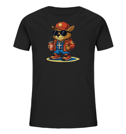Onlineshop Shirts fuer Kinder - Das Bild zeigt ein schwarzes T-Shirt mit einer detaillierten Cartoon-Illustration in der Mitte. Das Motiv stellt ein tierisches Wesen dar, das eine rote Kappe, Sonnenbrille, eine orangefarbene Jacke und blaue Hose traegt. Es haelt eine rote Dose in der Hand und steht auf einer gelb-blauen ovalen Flaeche. Das Design hat einen markanten, urbanen Stil.