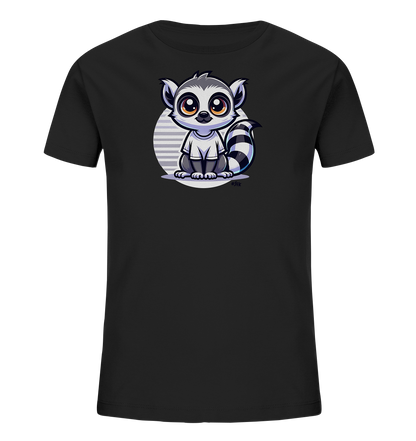 Onlineshop Shirts fuer Kinder - Dieses schwarze T-Shirt fuer Kinder zeigt ein verspieltes Cartoon-Motiv eines Lemuren auf der Vorderseite. Der Lemur hat grosse, runde Augen und einen markanten schwarz-weiss geringelten Schwanz. Er sitzt vor einem gestreiften Kreis, der die Illustration umrahmt. Das Design ist farbenfroh und detailliert gestaltet, um Kinder anzusprechen.