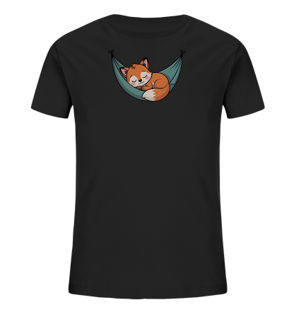 Onlineshop Shirts fuer Kinder - Das Bild zeigt ein schwarzes Kinder-T-Shirt mit einem niedlichen Fuchs-Motiv auf der Vorderseite. Ein kleiner, orangefarbener Fuchs schlaeft friedlich eingerollt in einer gruenen Haengematte. Das Design ist schlicht und konzentriert sich auf die beruhigende Darstellung des Tieres. Es vermittelt eine ruhige und entspannte Atmosphaere.