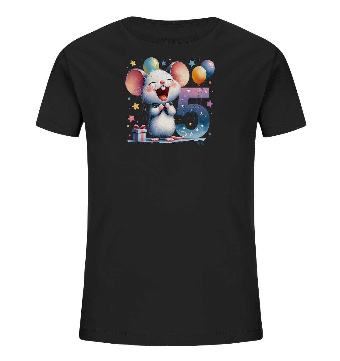 Onlineshop Shirts fuer Kinder - Das Bild zeigt ein schwarzes Kinder-T-Shirt mit einem froehlichen Mausmotiv auf der Vorderseite. Eine lachende Maus steht neben einer grossen, dunkelblauen Zahl 5, die mit Sternen und Galaxiemustern verziert ist. Mehrere bunte Ballons und kleine Sterne umgeben die Szene. Ein kleines, verpacktes Geschenk liegt ebenfalls im Designbereich.
